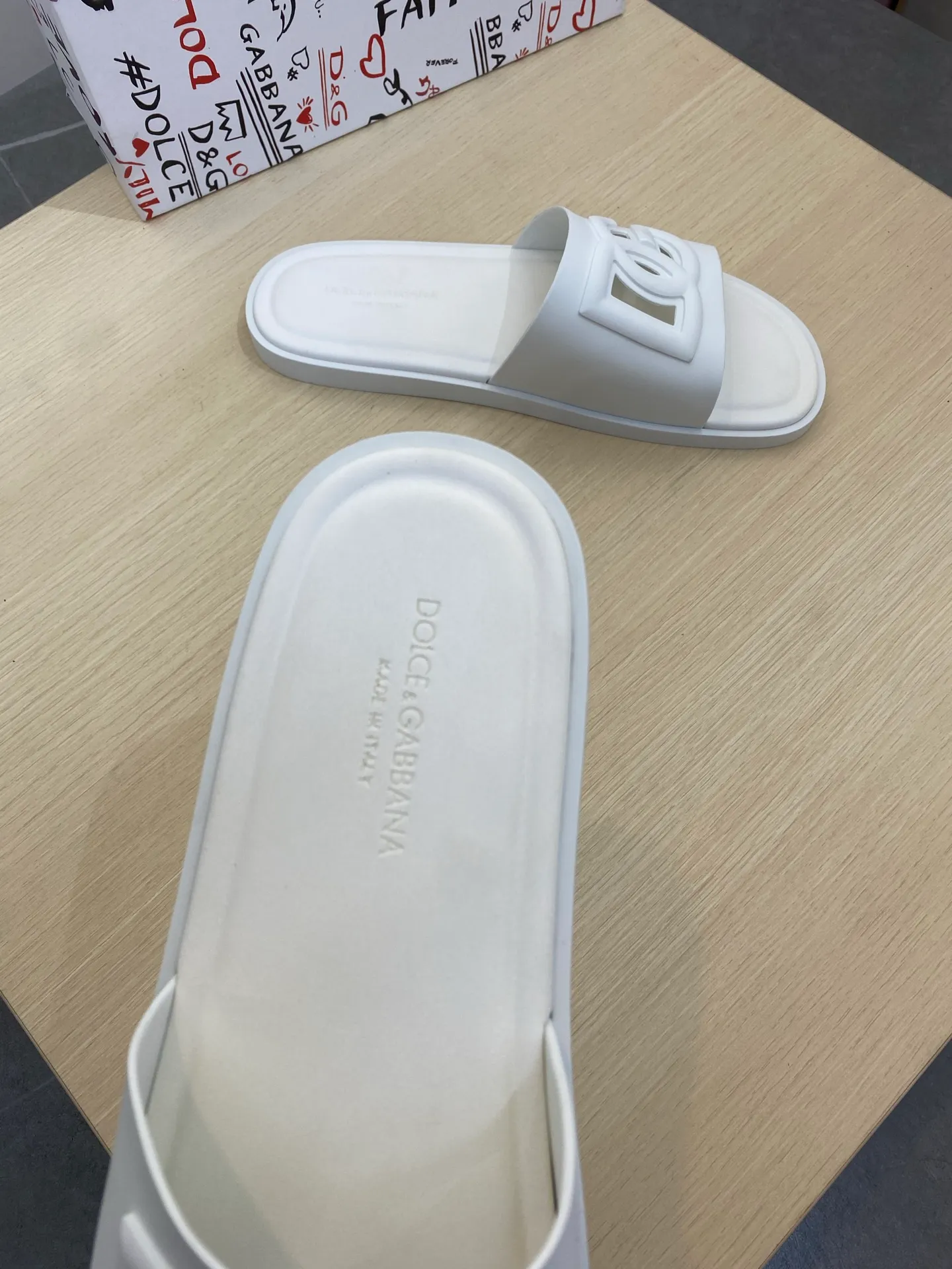 ⬛️Ex-factory price p260 [DG~] Men's high-end slippers are on sale at the same time in 2025z cabinets 🔶Size: 38-44#️⃣ 🔷2 colors, the upper is made of pure handmade rubber, luxurious materials, low-key and luxurious in one! Size: 39-44 (45 customized)